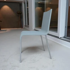 Stuhl 03 Sitzschalenfarbe Hellgrau Untergestell Pulverbeschichtet Silber Glatt