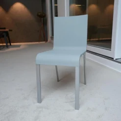 Stuhl 03 Sitzschalenfarbe Hellgrau Untergestell Pulverbeschichtet Silber Glatt