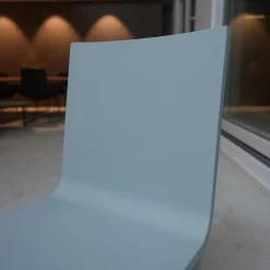 Stuhl 03 Sitzschalenfarbe Hellgrau Untergestell Pulverbeschichtet Silber Glatt