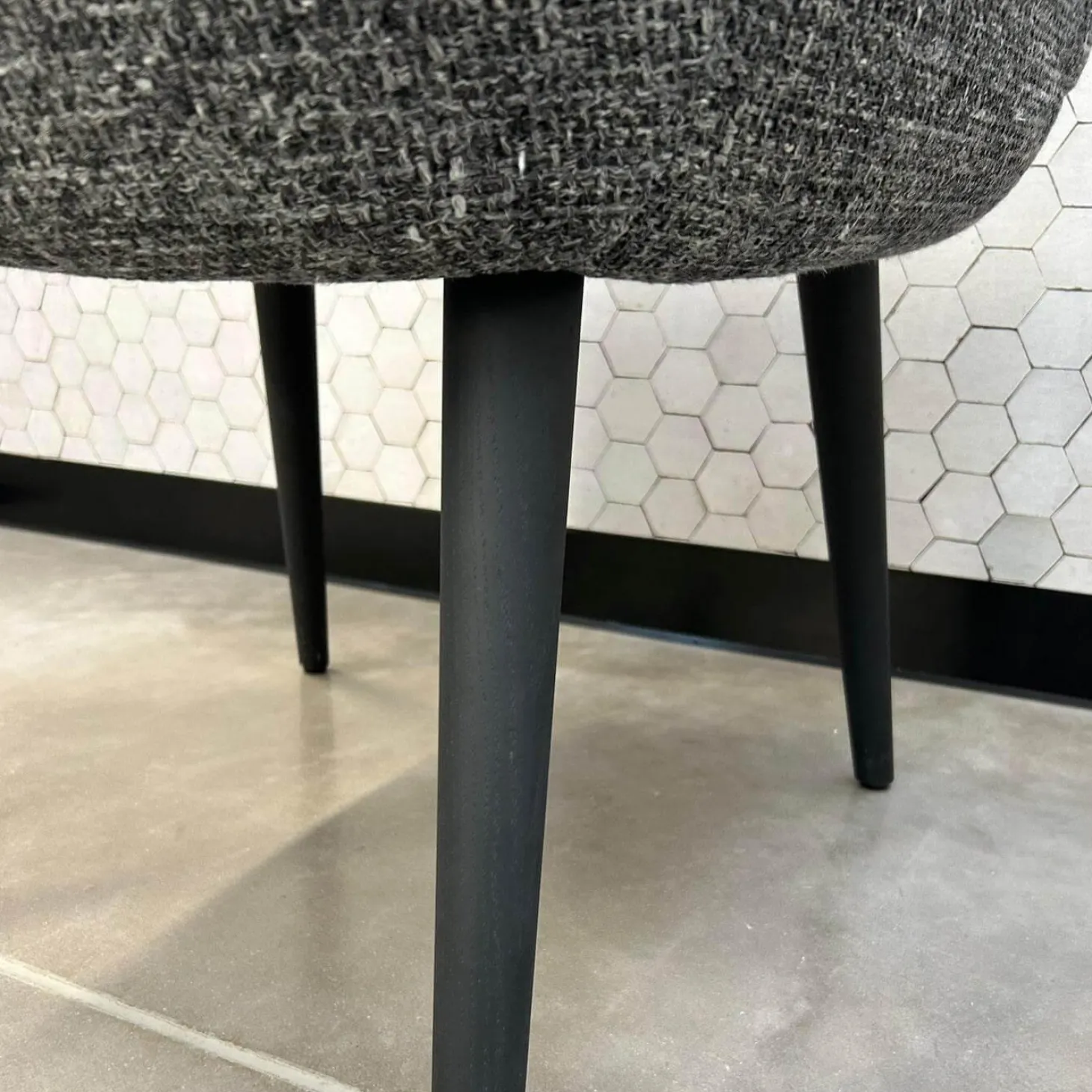 Stuhl 1375 Stoff Weave 7758 Chess Grau Weiß Gestell Eiche Schwarz Geflammt