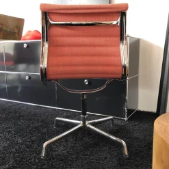Stuhl Aluminium Chair EA 101 Stoff Hopsak Poppy Red Elfenbein