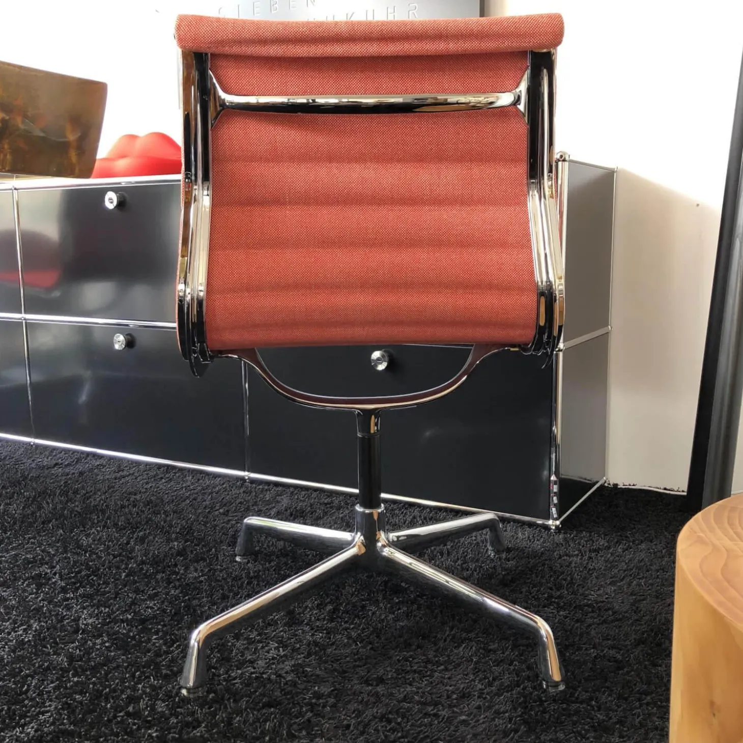 Stuhl Aluminium Chair EA 101 Stoff Hopsak Poppy Red Elfenbein