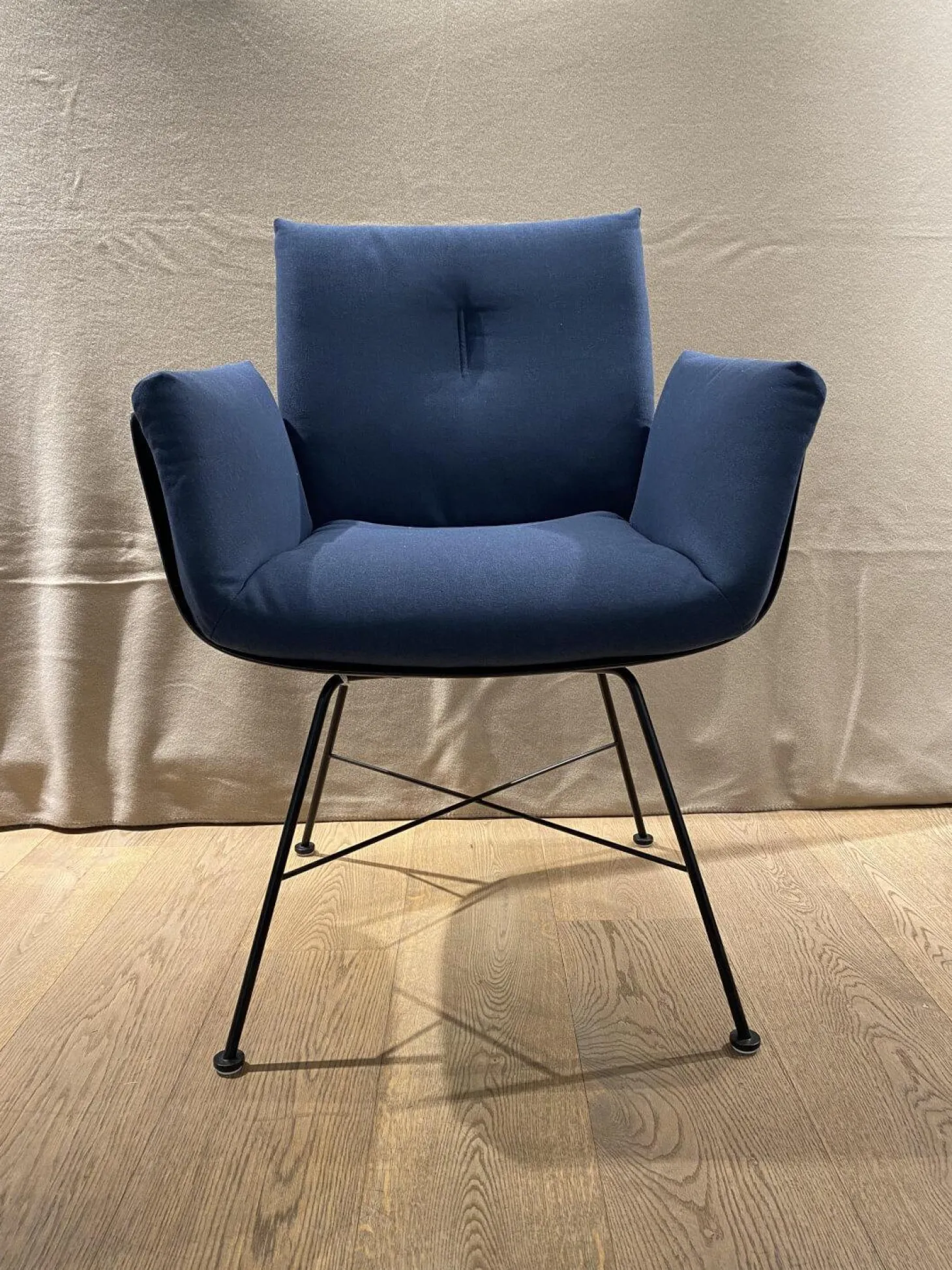 Stuhl Alvo Stoff 7200 Dunkelblau Gestell M20 Lack Schwarz