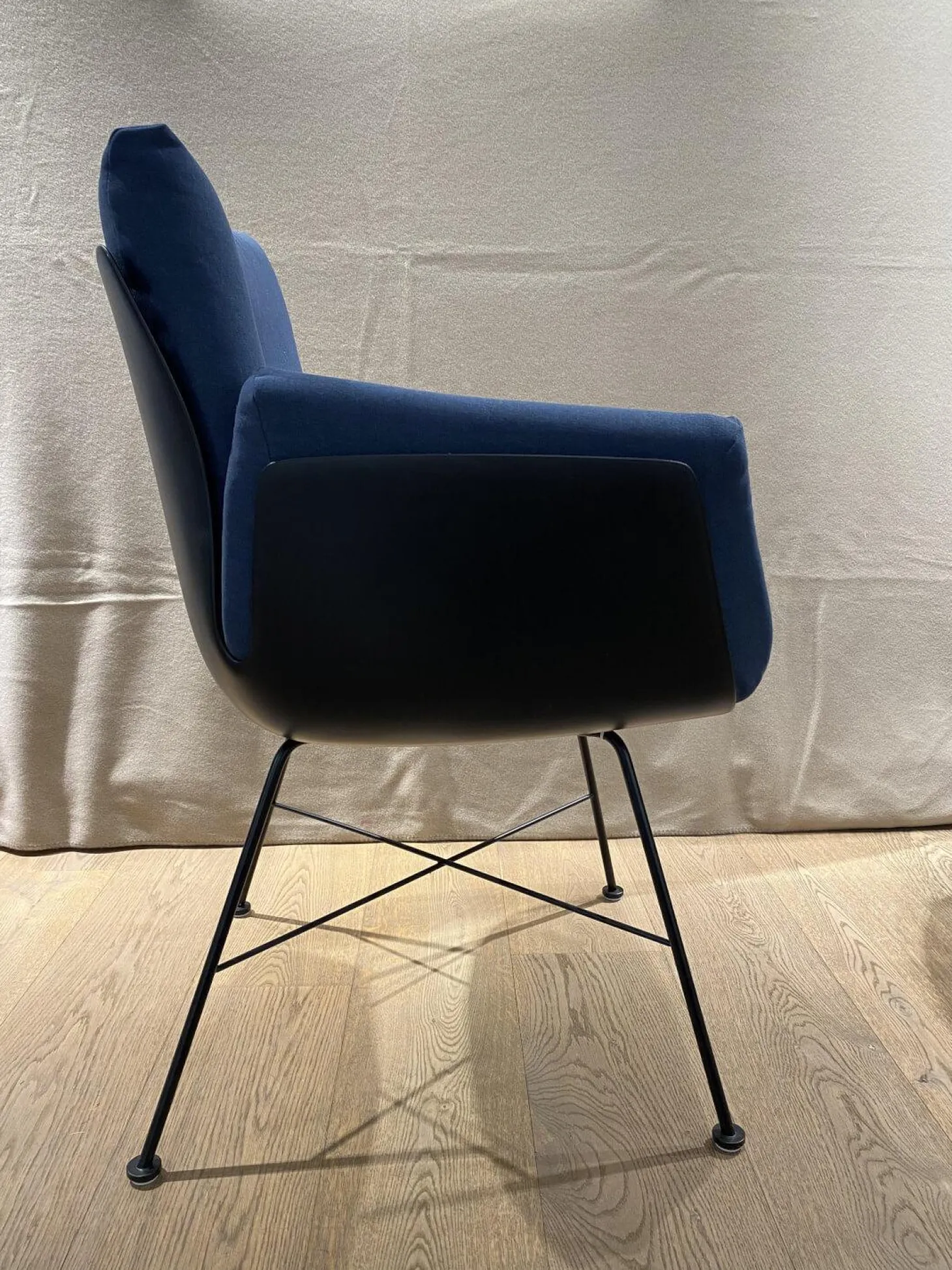 Stuhl Alvo Stoff 7200 Dunkelblau Gestell M20 Lack Schwarz