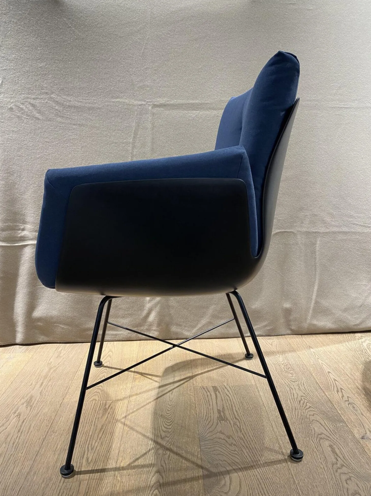 Stuhl Alvo Stoff 7200 Dunkelblau Gestell M20 Lack Schwarz