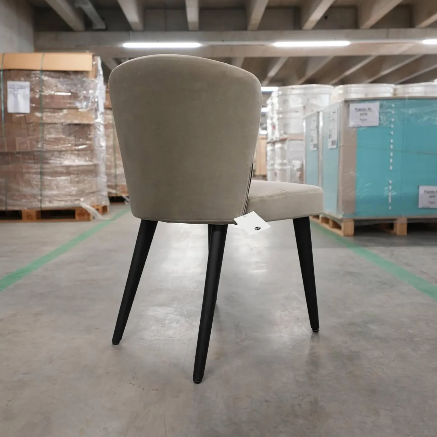 Stuhl Aston Bezug Hunt Grau Gestell Massivholz Esche Lackiert Moka