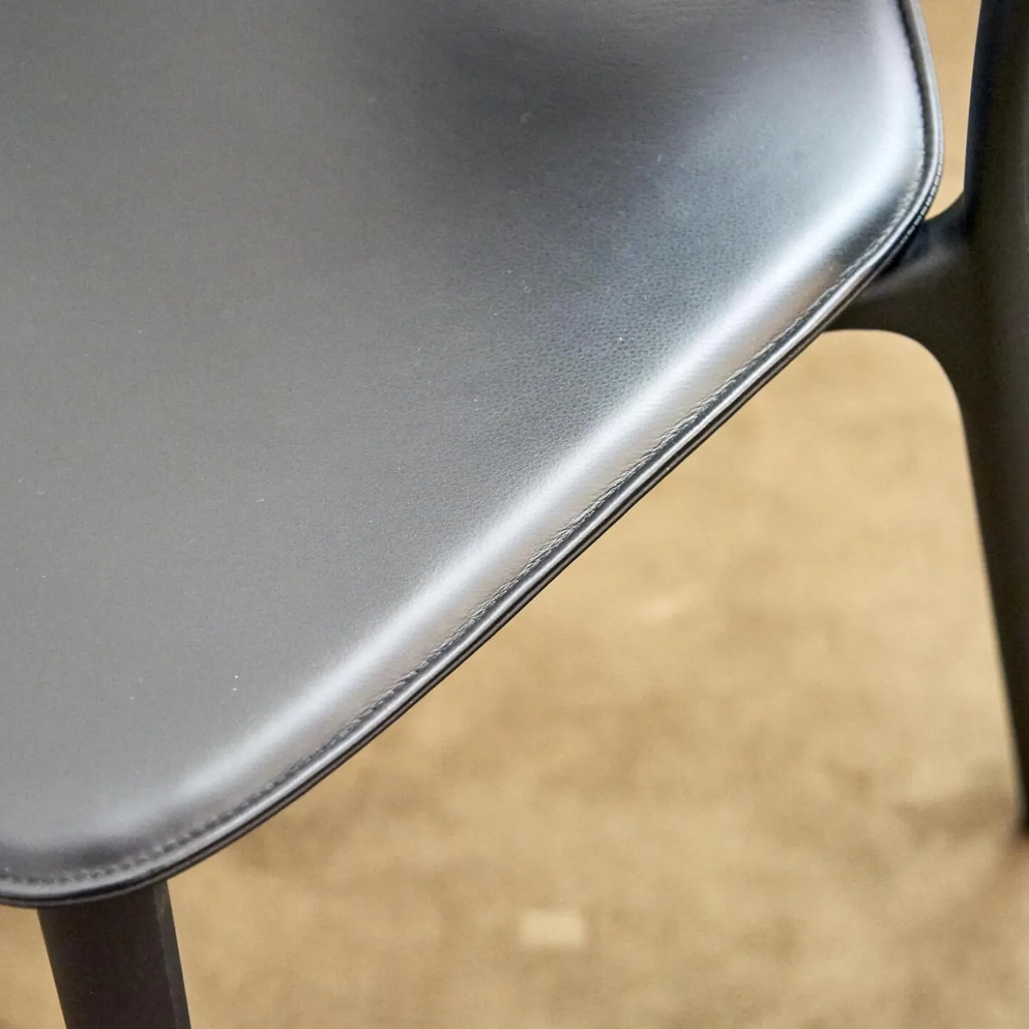 Stuhl Belleville Textil Leder Premium Schwarz Gestell Polyamid Spritzguss Tiefschwarz