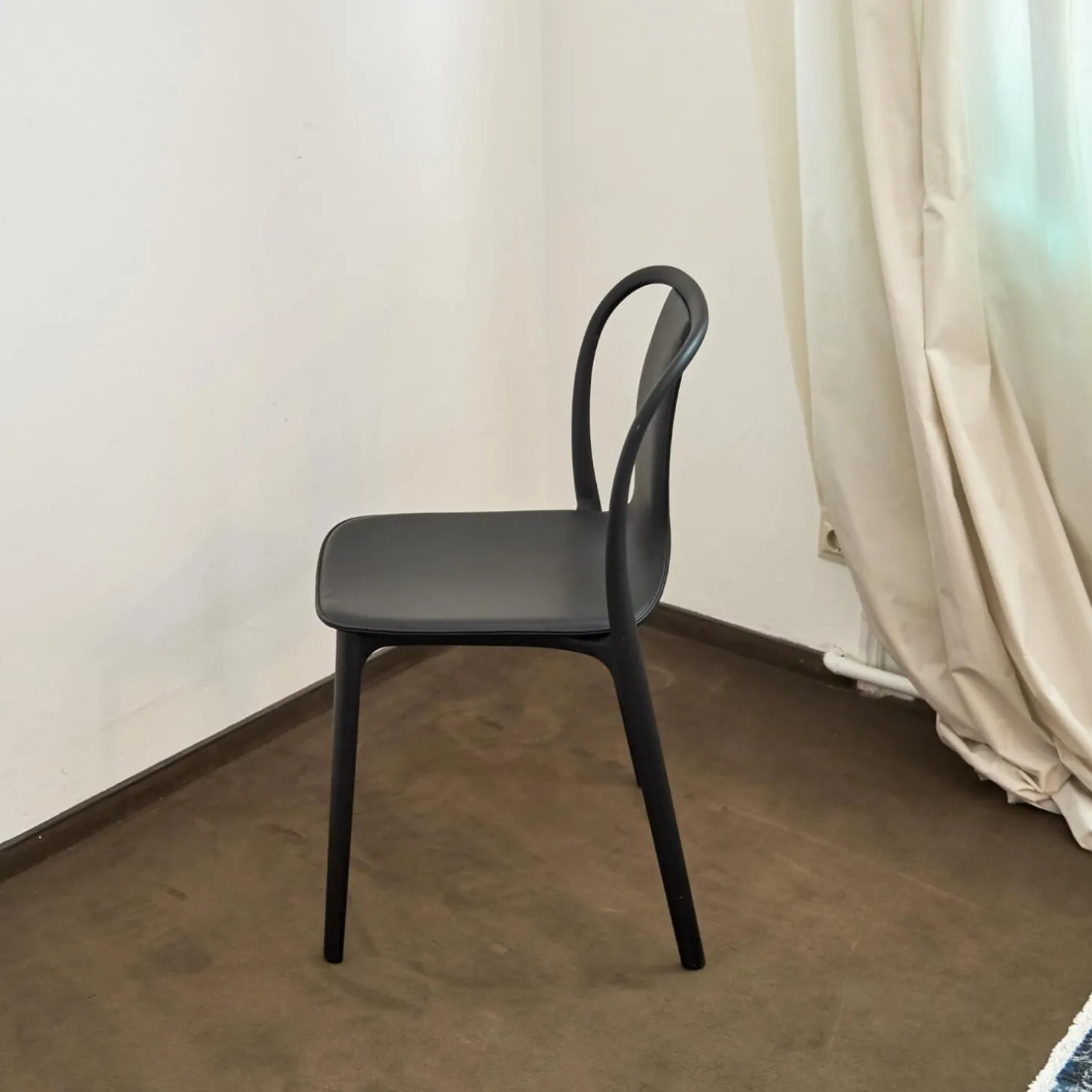 Stuhl Belleville Textil Leder Premium Schwarz Gestell Polyamid Spritzguss Tiefschwarz