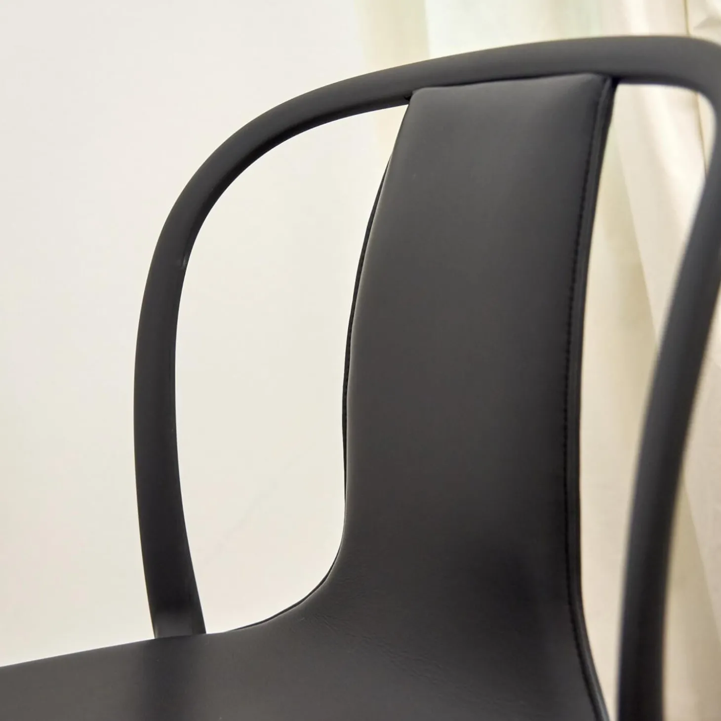 Stuhl Belleville Textil Leder Premium Schwarz Gestell Polyamid Spritzguss Tiefschwarz