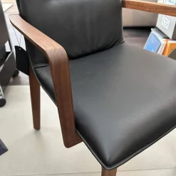 Stuhl Challenge 2911 Leder Schwarz Gestell Nussbaum Massiv