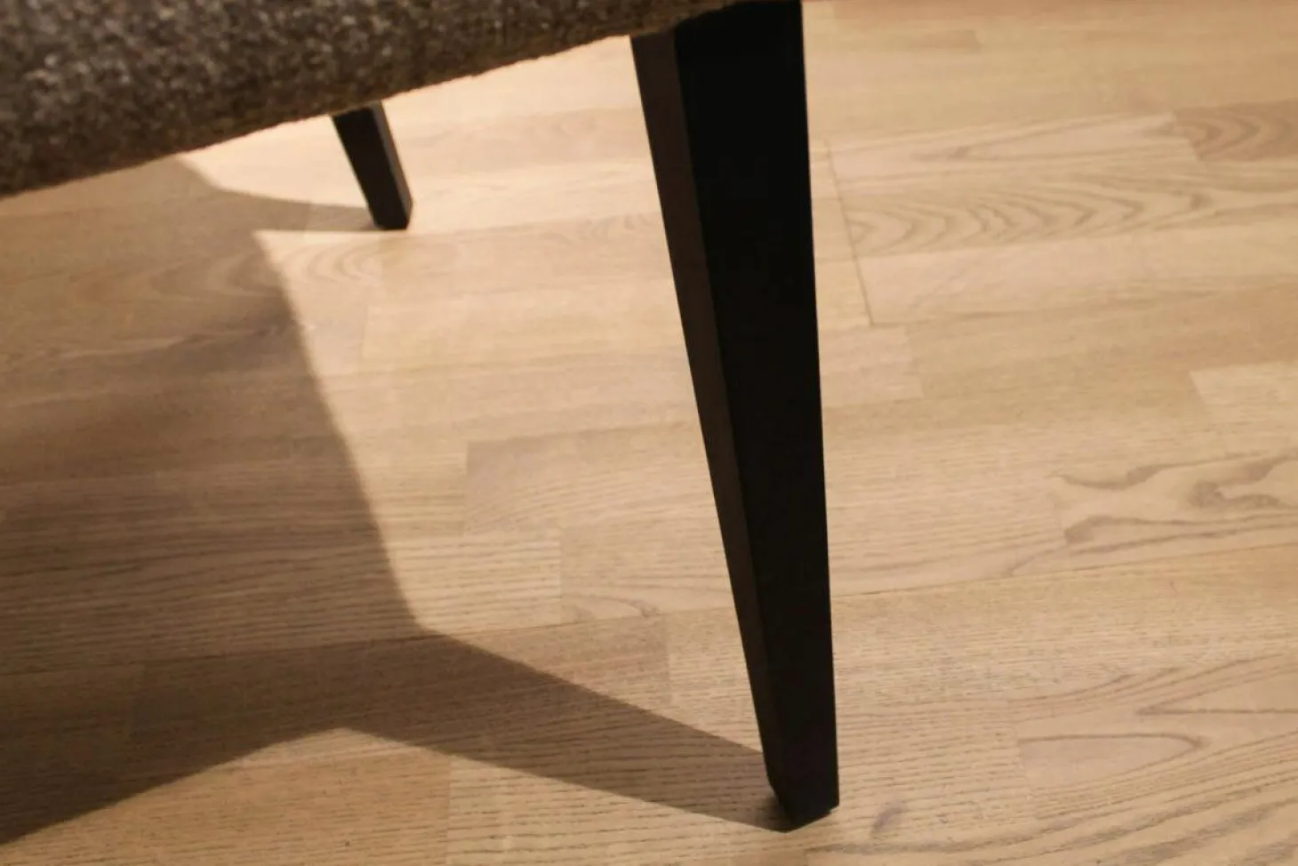 Stuhl Chloé Stoff Patch V.05 Grau Gestell Nussbaum Canaletta Gebeizt