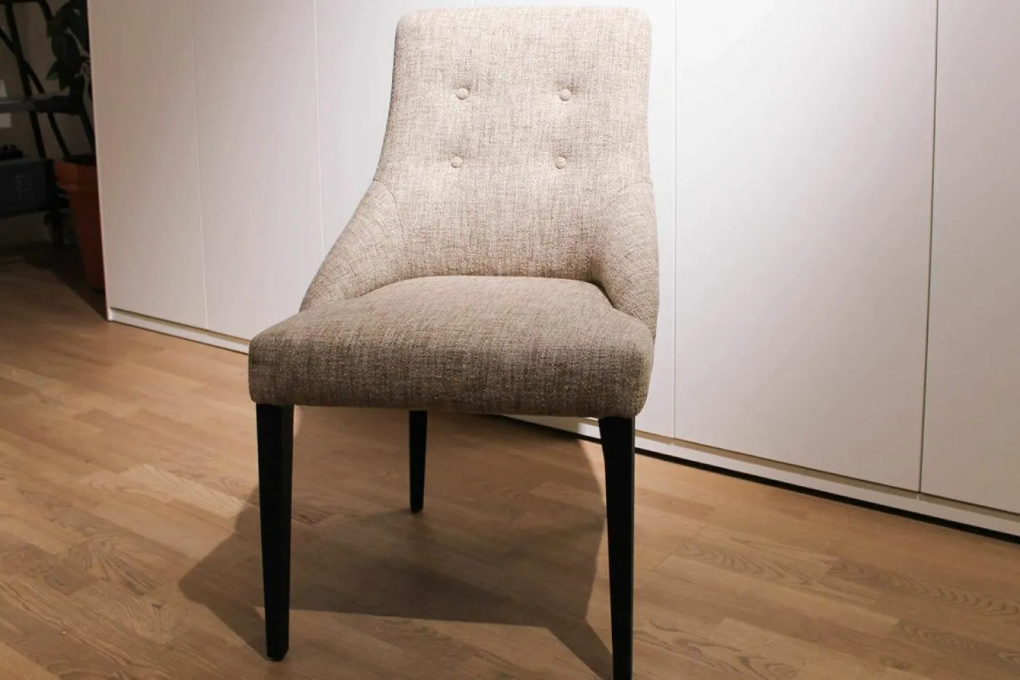 Stuhl Chloé Stoff Patch V.05 Grau Gestell Nussbaum Canaletta Gebeizt