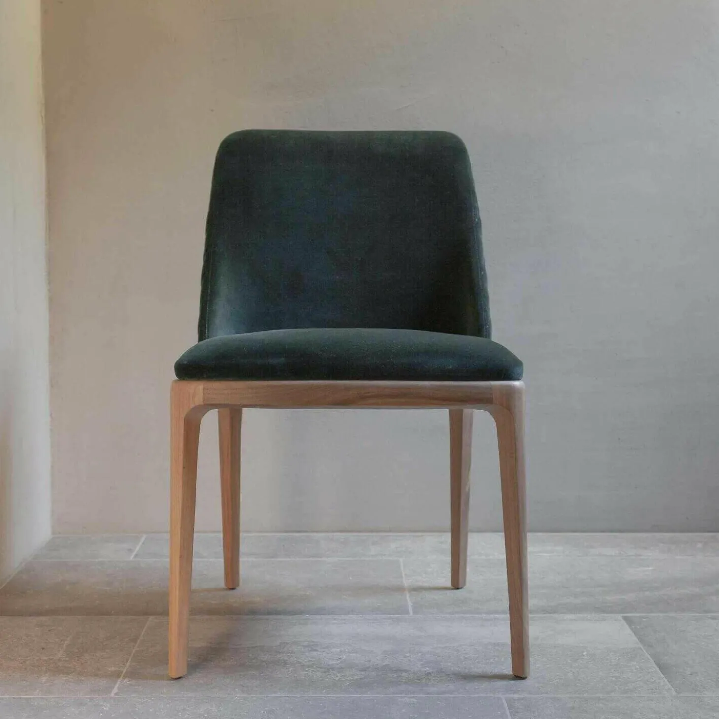 Stuhl Cloe Nussbaum-Massivholz Stoff Harald Samt Grün Blau