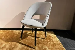 Stuhl Colette Leder Kashmir Nuage Hellgrau Gestell Buche Wenge Schwarz Gebeizt Füße Messing