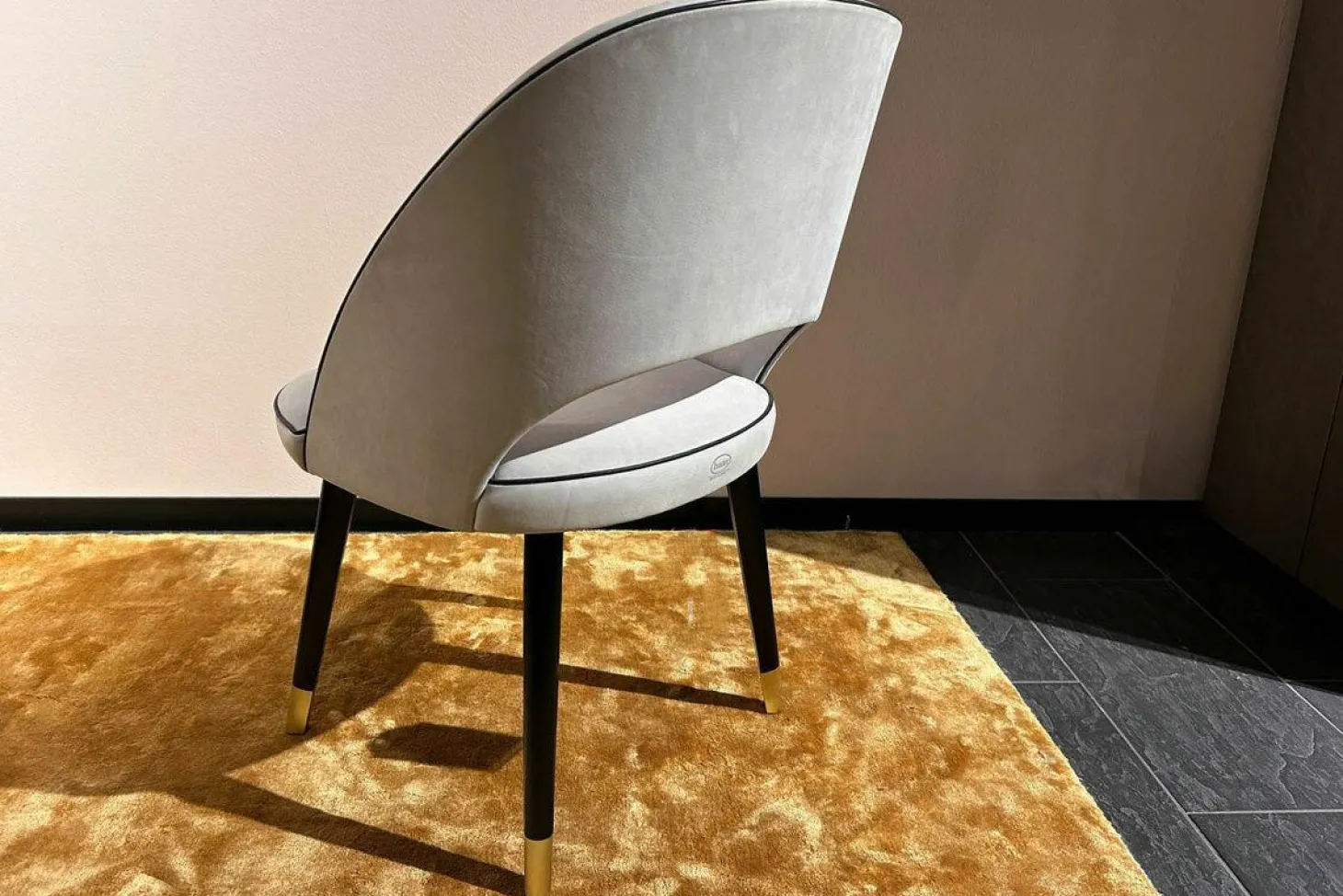 Stuhl Colette Leder Kashmir Nuage Hellgrau Gestell Buche Wenge Schwarz Gebeizt Füße Messing