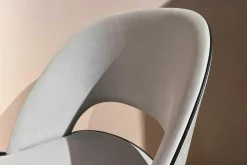 Stuhl Colette Leder Kashmir Nuage Hellgrau Gestell Buche Wenge Schwarz Gebeizt Füße Messing