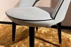 Stuhl Colette Leder Kashmir Nuage Hellgrau Gestell Buche Wenge Schwarz Gebeizt Füße Messing