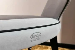 Stuhl Colette Leder Kashmir Nuage Hellgrau Gestell Buche Wenge Schwarz Gebeizt Füße Messing