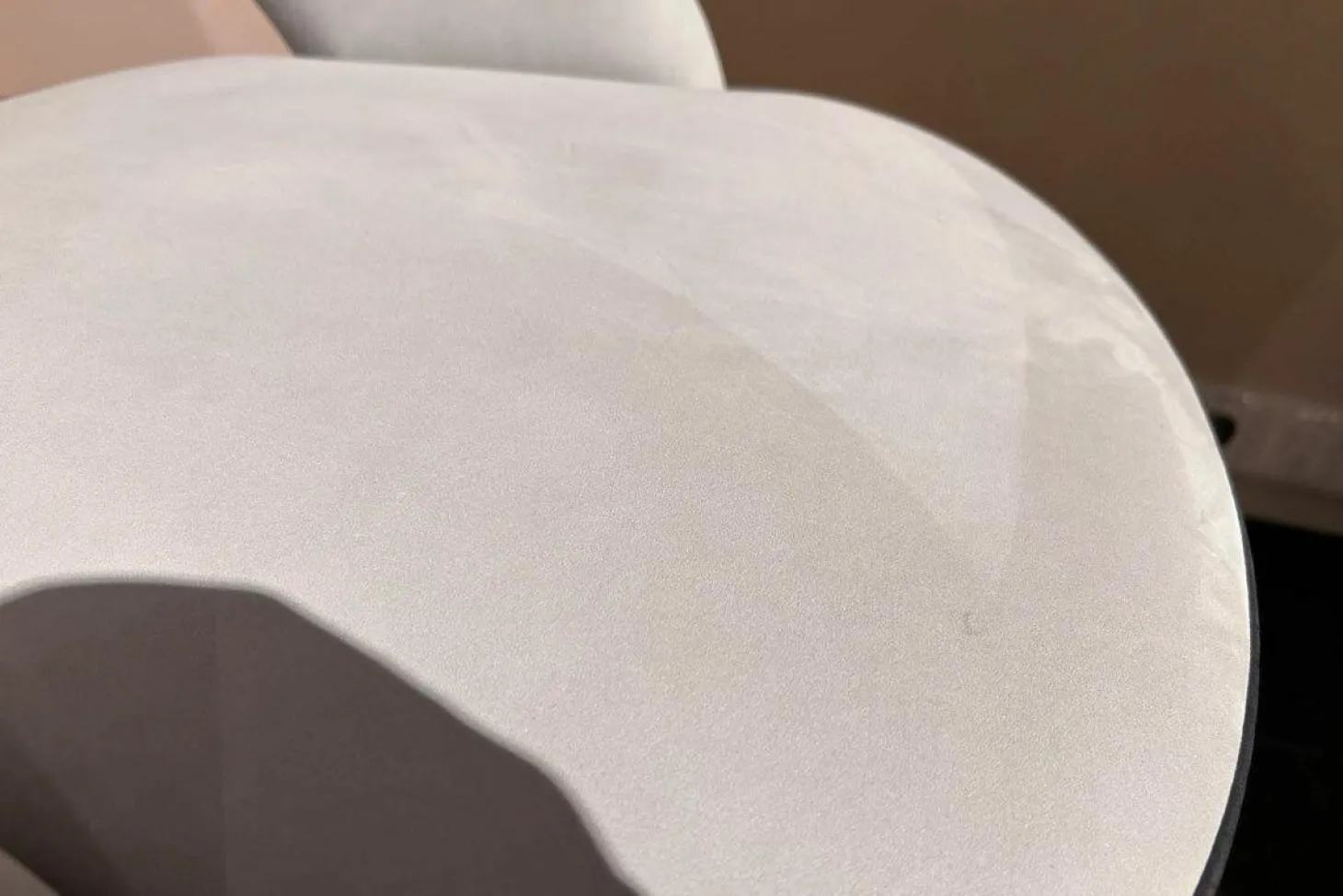 Stuhl Colette Leder Kashmir Nuage Hellgrau Gestell Buche Wenge Schwarz Gebeizt Füße Messing