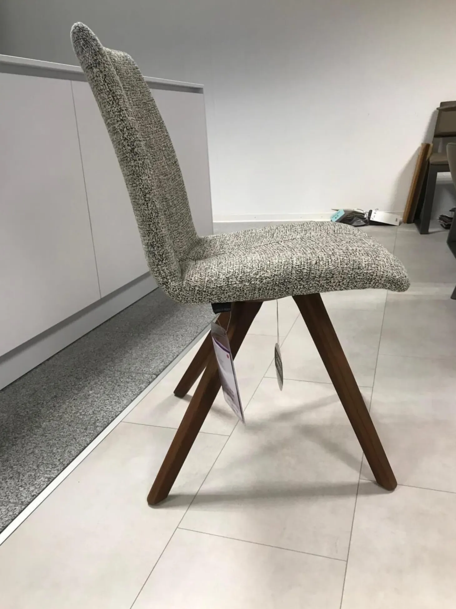 Stuhl Concert Colin Bezug Stoff Würzburg Anthrazit 4 Fußgestell Nussbaum Massiv Geölt