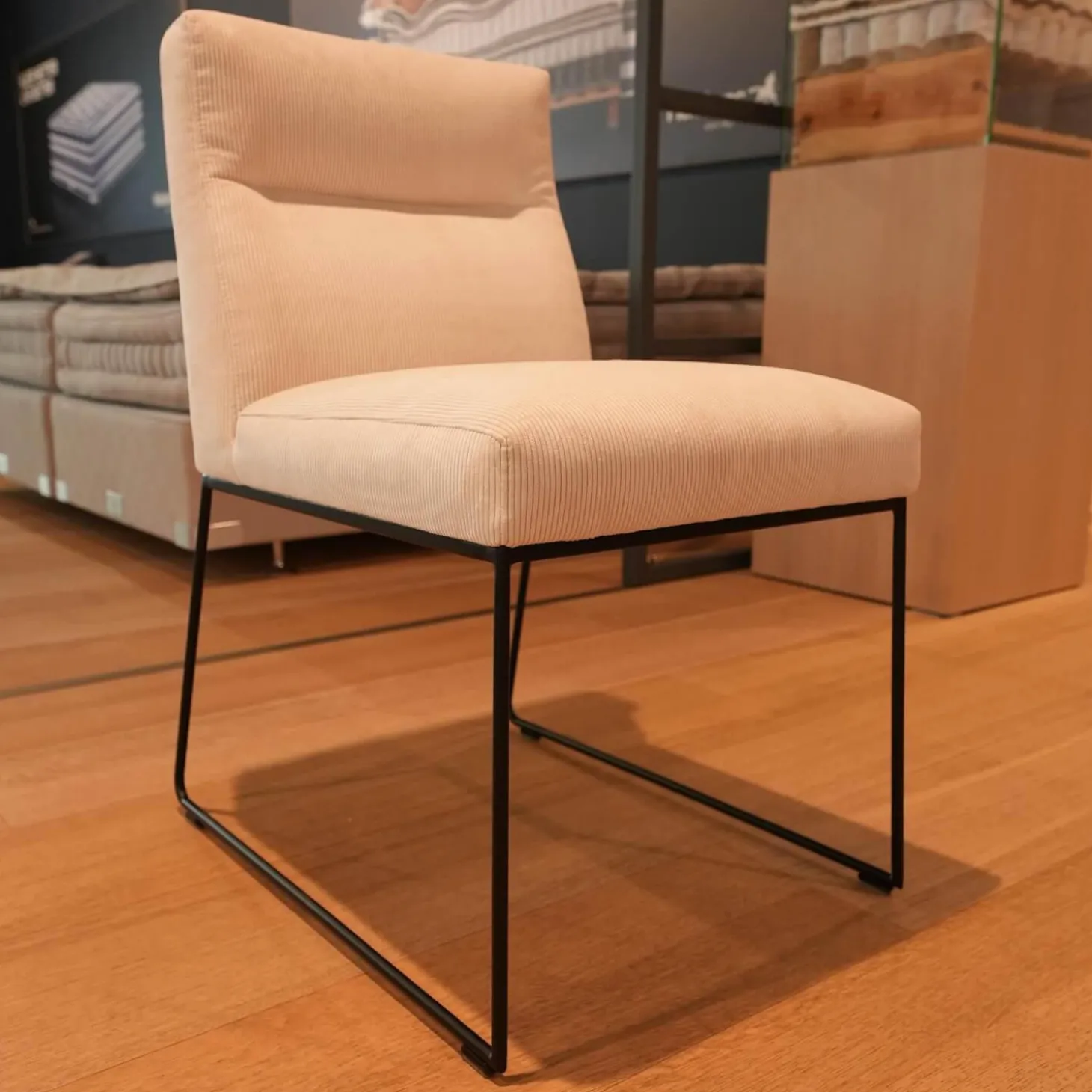 Stuhl D Fine Bezug Stoff Lisboa 05 Creme Rosa Kufengestell Struktur Schwarz