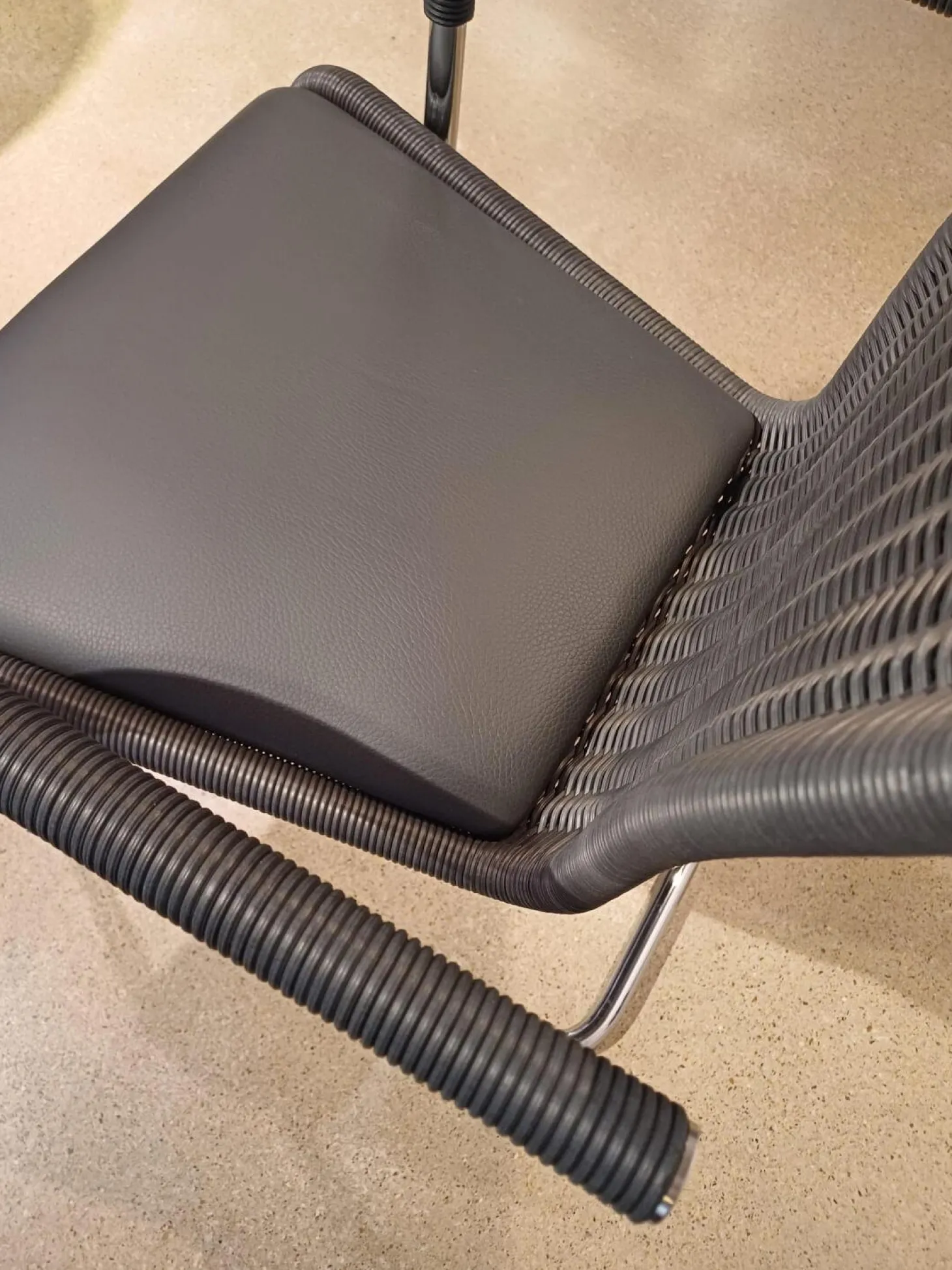 Stuhl D26i Armlehner Bezug Leder 1 Anthrazit Geflecht Anthrazit Gestell Verchromt Mit Filzgleitern