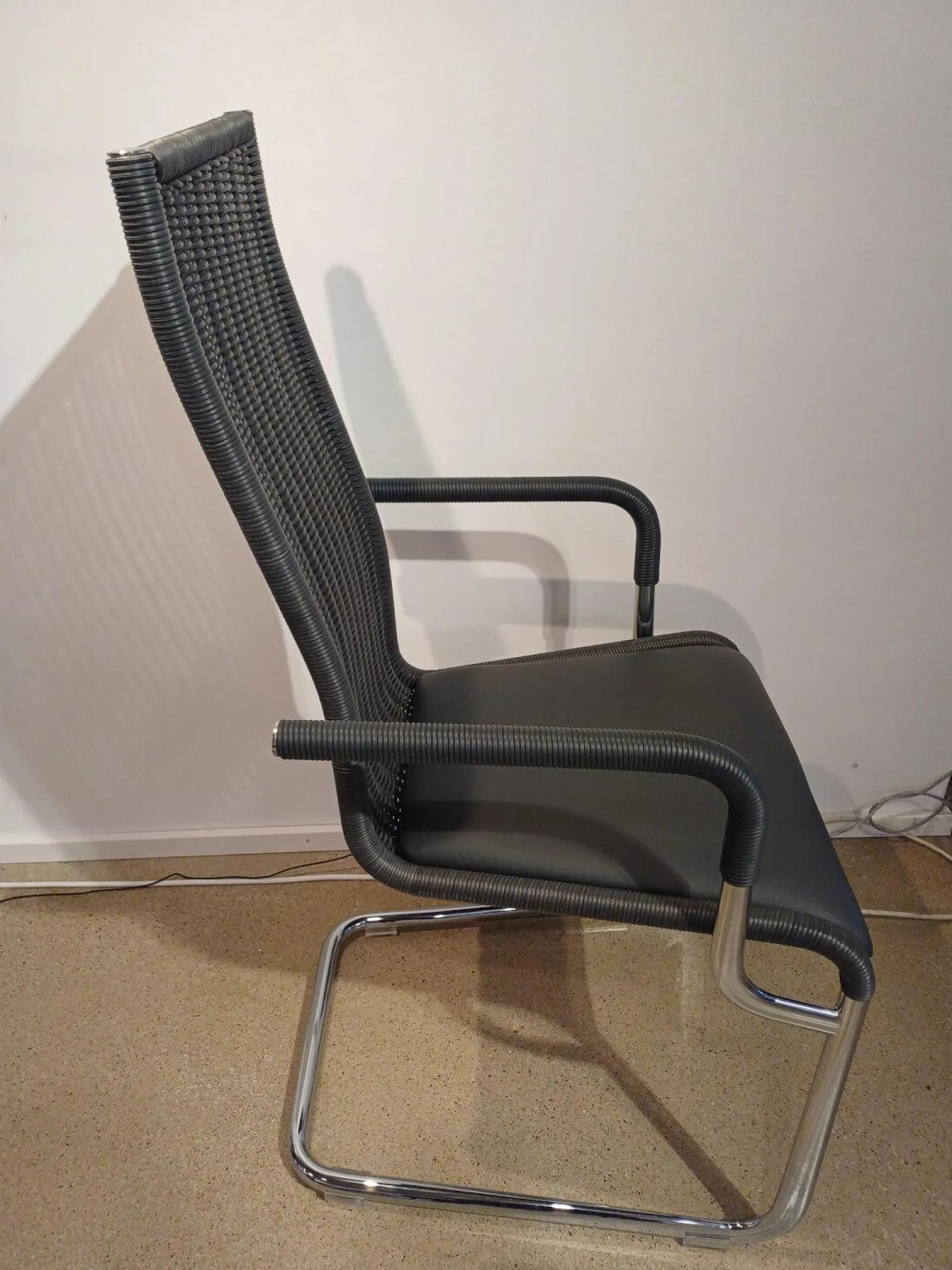 Stuhl D26i Armlehner Bezug Leder 1 Anthrazit Geflecht Anthrazit Gestell Verchromt Mit Filzgleitern