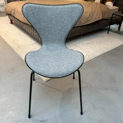 Stuhl Die Serie 7 Stoff Hallingdal Grau 130 Rücken Esche Schwarz Gestell Metall 3107 Schwarz Pulverbeschichtet