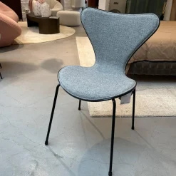 Stuhl Die Serie 7 Stoff Hallingdal Grau 130 Rücken Esche Schwarz Gestell Metall 3107 Schwarz Pulverbeschichtet