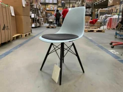 Stuhl DSW Eames Plastic Side Chair Dunkelgrau Eisgrau mit Sitzpolster