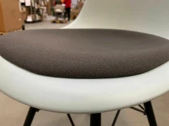 Stuhl DSW Eames Plastic Side Chair Dunkelgrau Eisgrau mit Sitzpolster