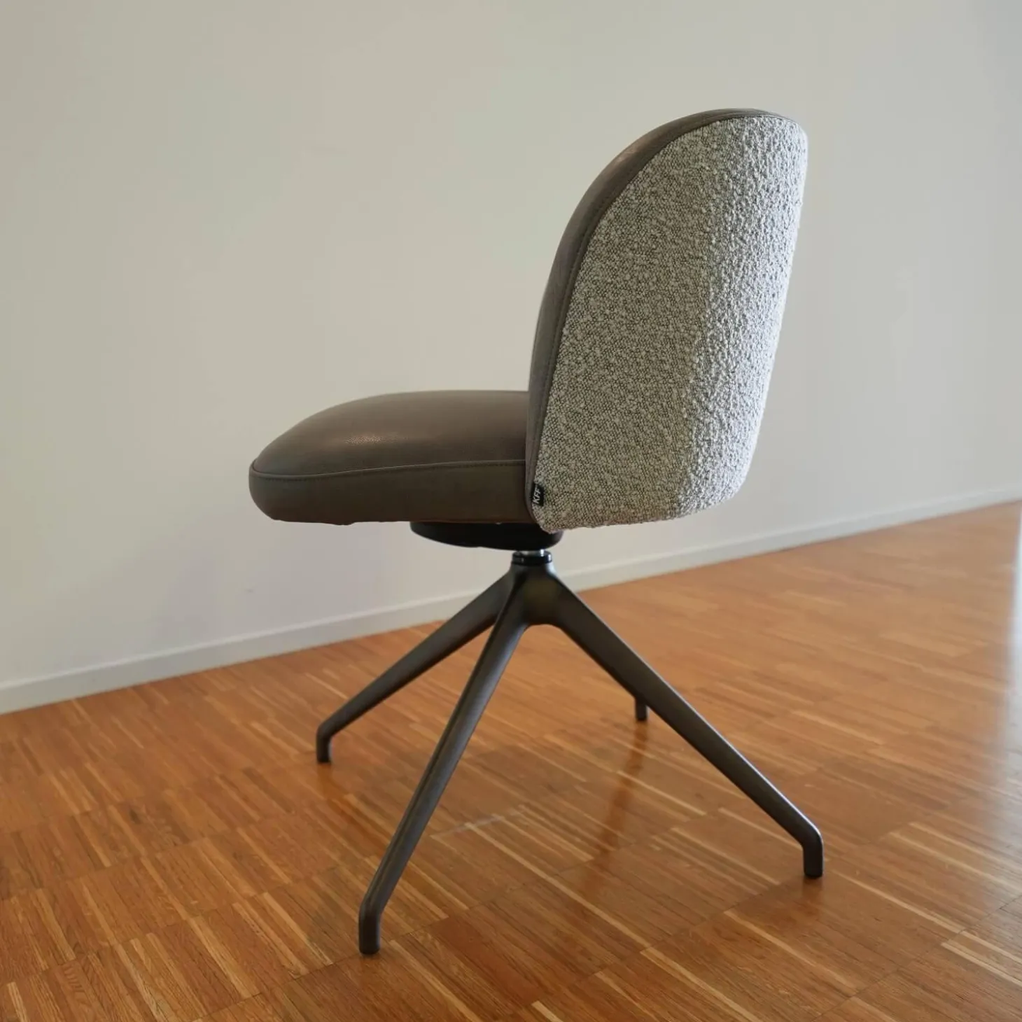 Stuhl Gaia Casual V2 Stoff Ascot Toffee 2402 Leder Rawhide Dawn 352