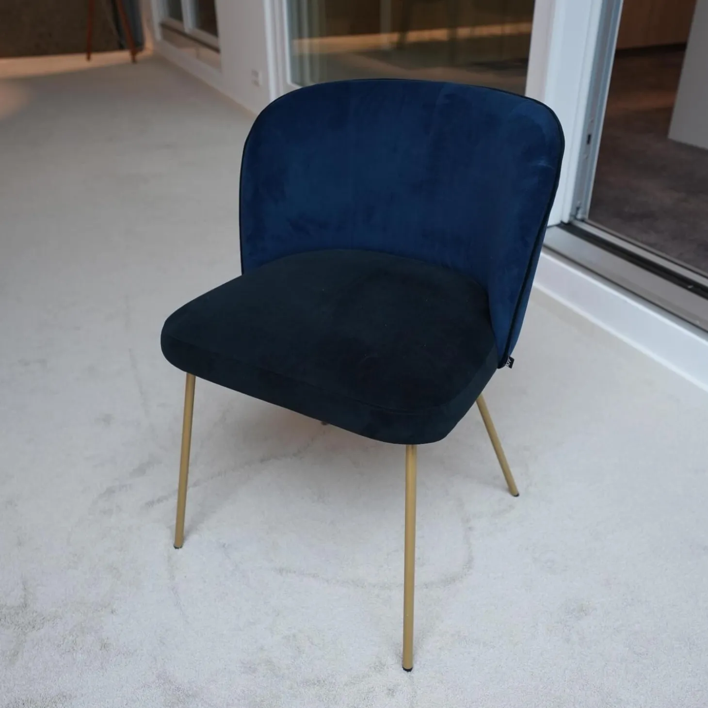 Stuhl Gaia Line V1 Sitz Stoff Seven Onyx 169 Rücken Stoff Seven Navi 46 Gestell Messing