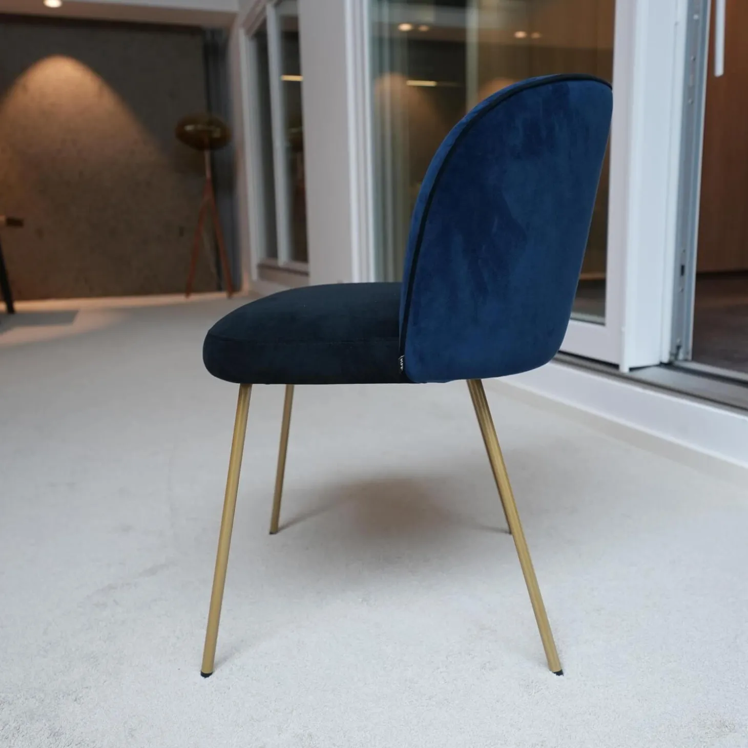 Stuhl Gaia Line V1 Sitz Stoff Seven Onyx 169 Rücken Stoff Seven Navi 46 Gestell Messing