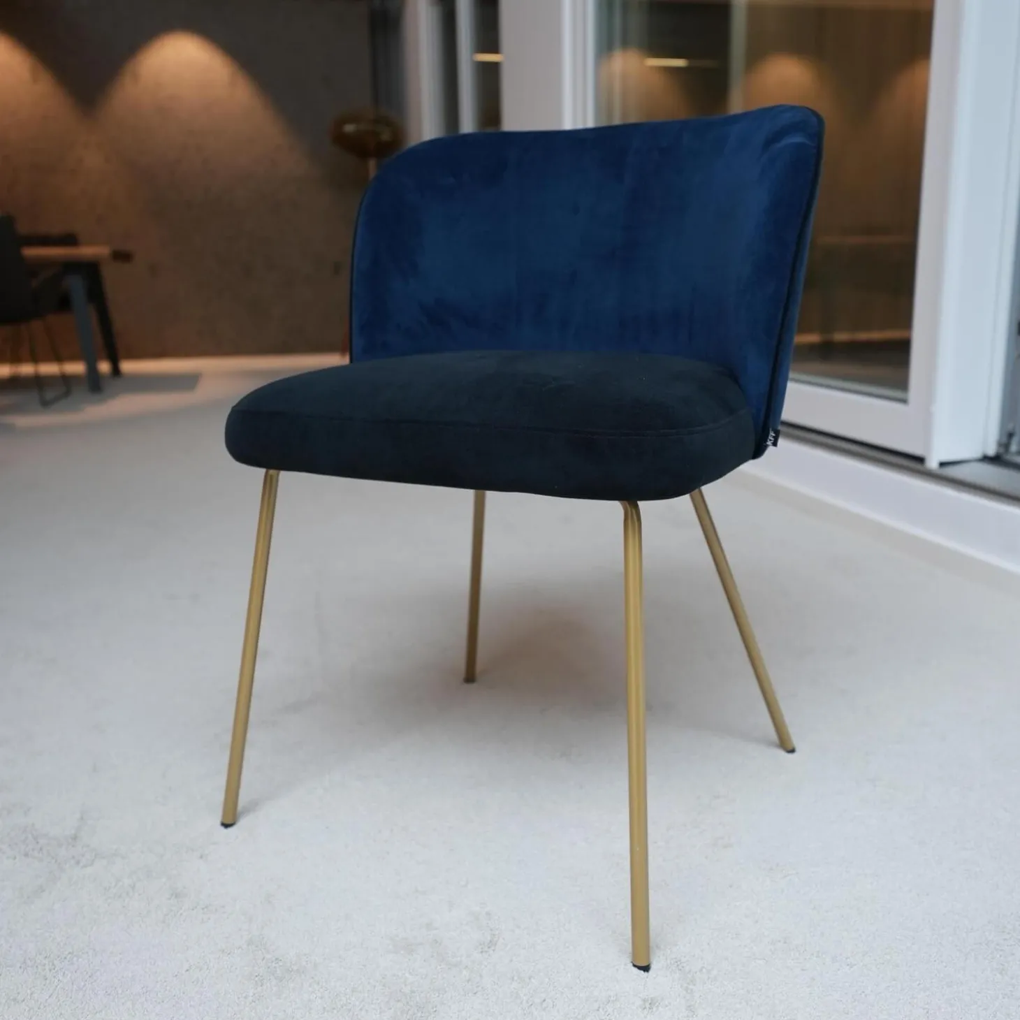 Stuhl Gaia Line V1 Sitz Stoff Seven Onyx 169 Rücken Stoff Seven Navi 46 Gestell Messing