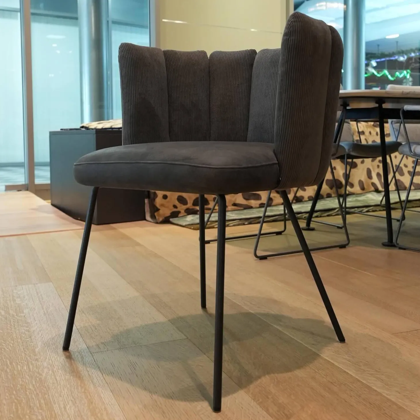 Stuhl Gaia Sitz Leder Siena Schwarz Anthrazit Rücken Stoff Lisboa 01 Grau Metallgestell Schwarz