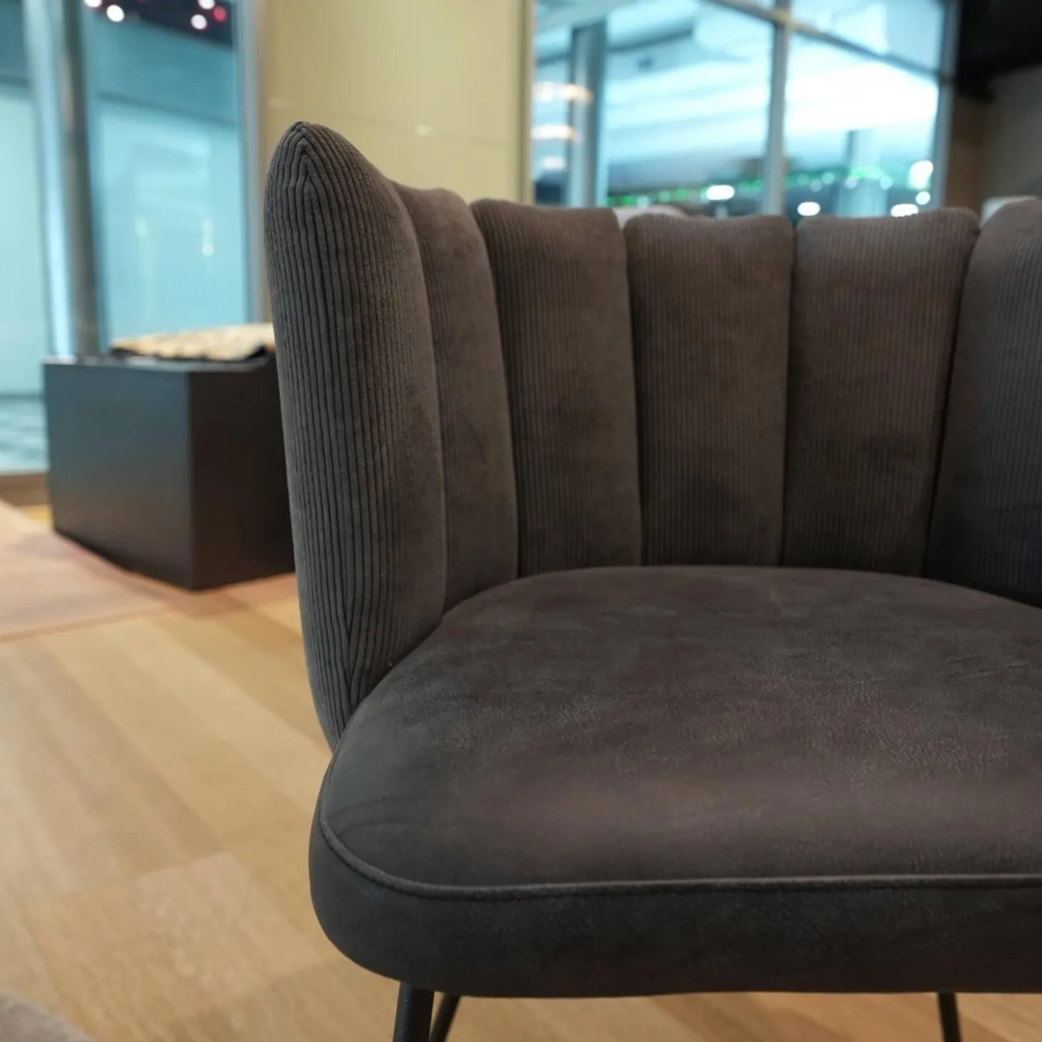 Stuhl Gaia Sitz Leder Siena Schwarz Anthrazit Rücken Stoff Lisboa 01 Grau Metallgestell Schwarz