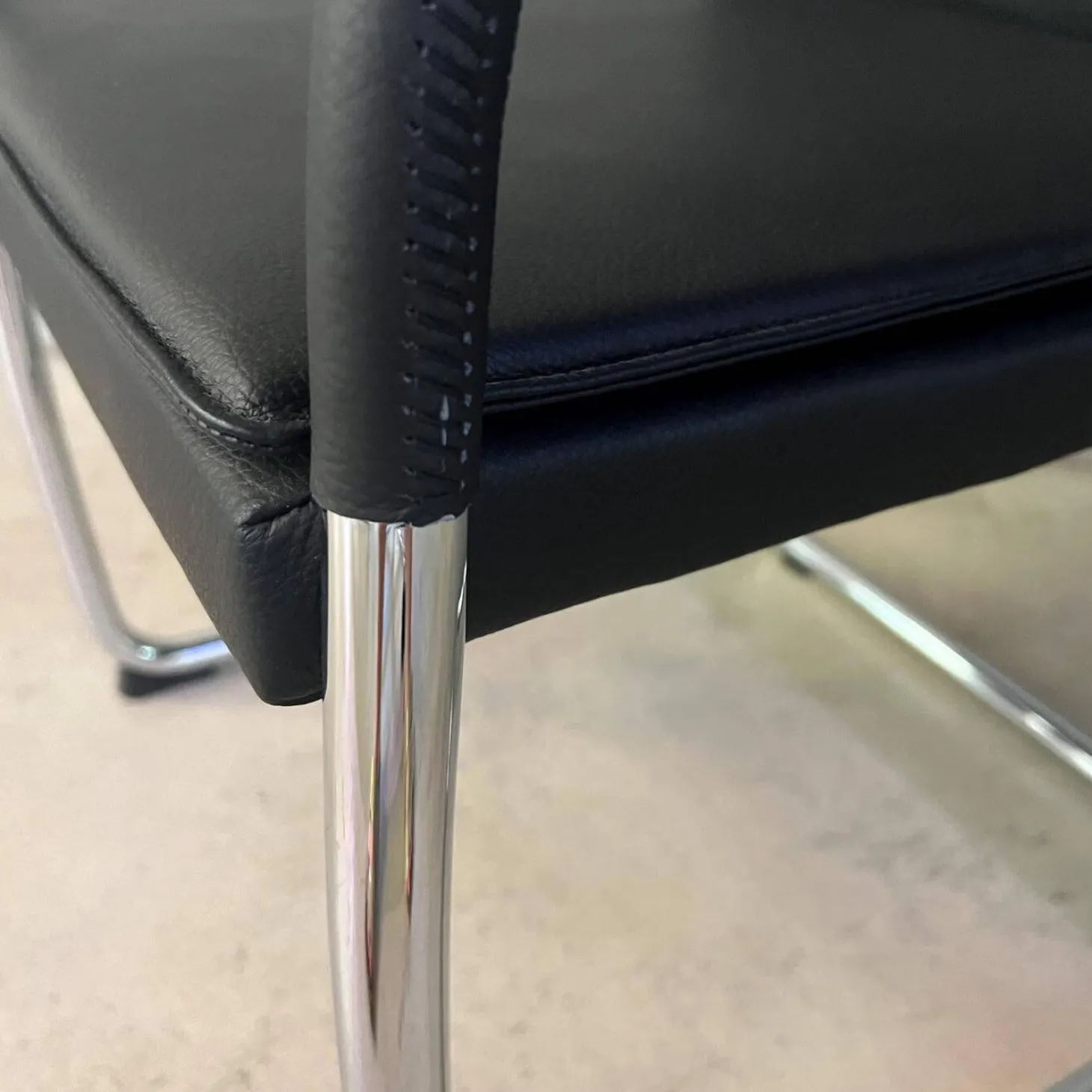 Stuhl George 1567 Leder Select 40 Schwarz Gestell Rundrohrstahl Hochglanz Verchromt
