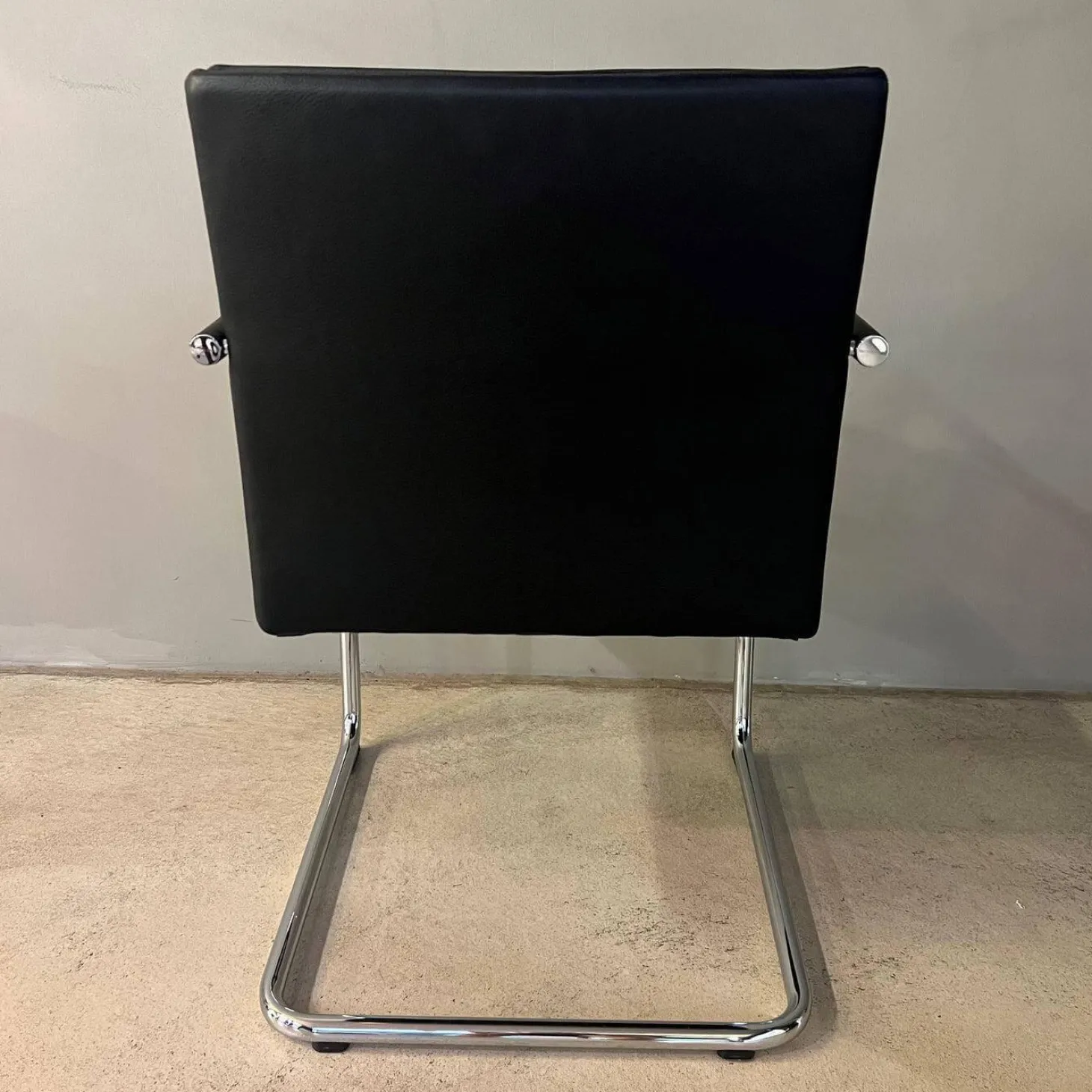 Stuhl George 1567 Leder Select 40 Schwarz Gestell Rundrohrstahl Hochglanz Verchromt