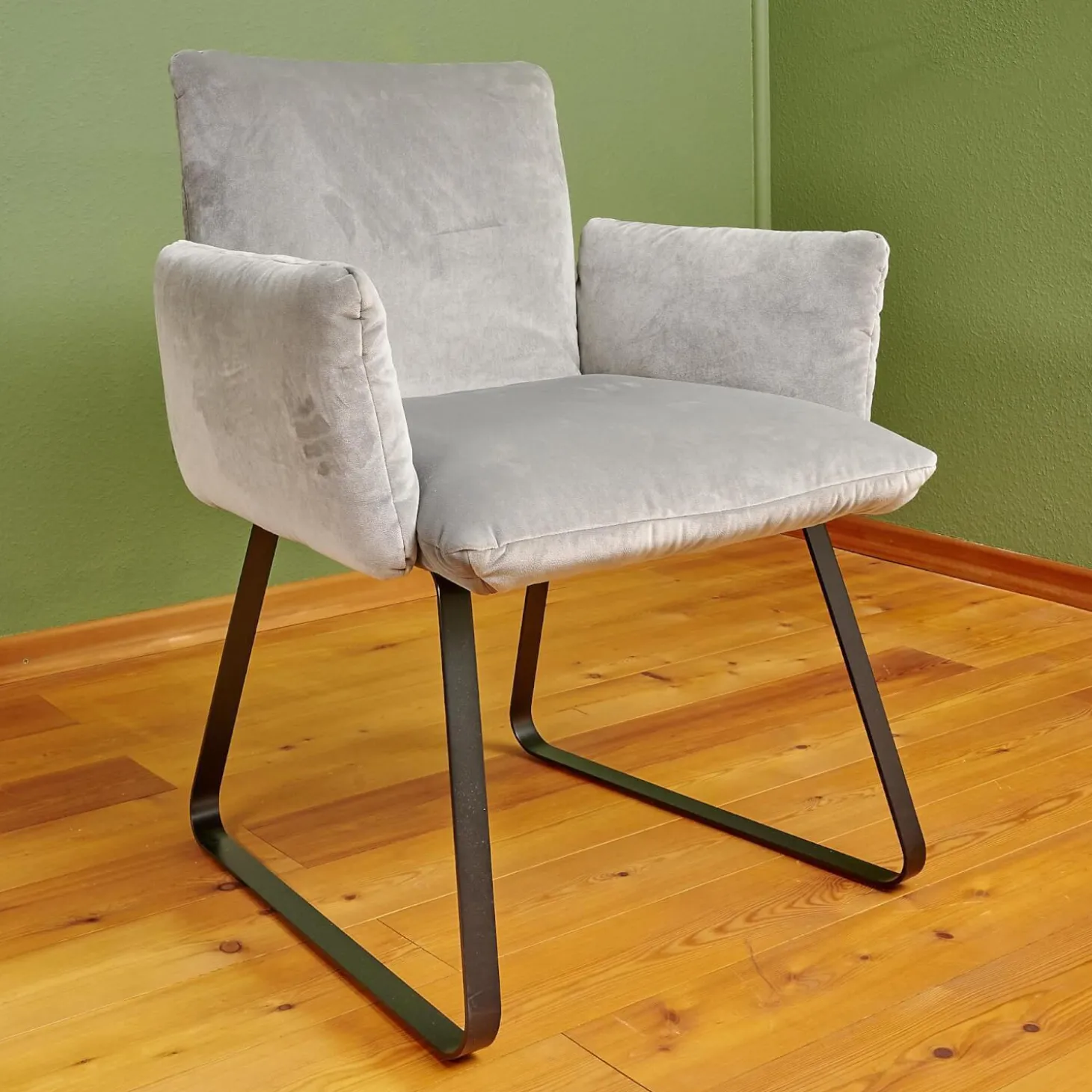 Stuhl Heaven Dining Mit Armlehnen Stoff City Velvet Reloaded Grau Kufe Metall Schwarz