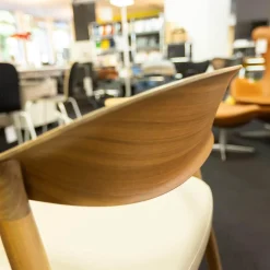 Stuhl Hera Leder PGC Hellgrau Gestell Nussbaum