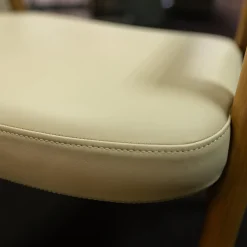 Stuhl Hera Leder PGC Hellgrau Gestell Nussbaum