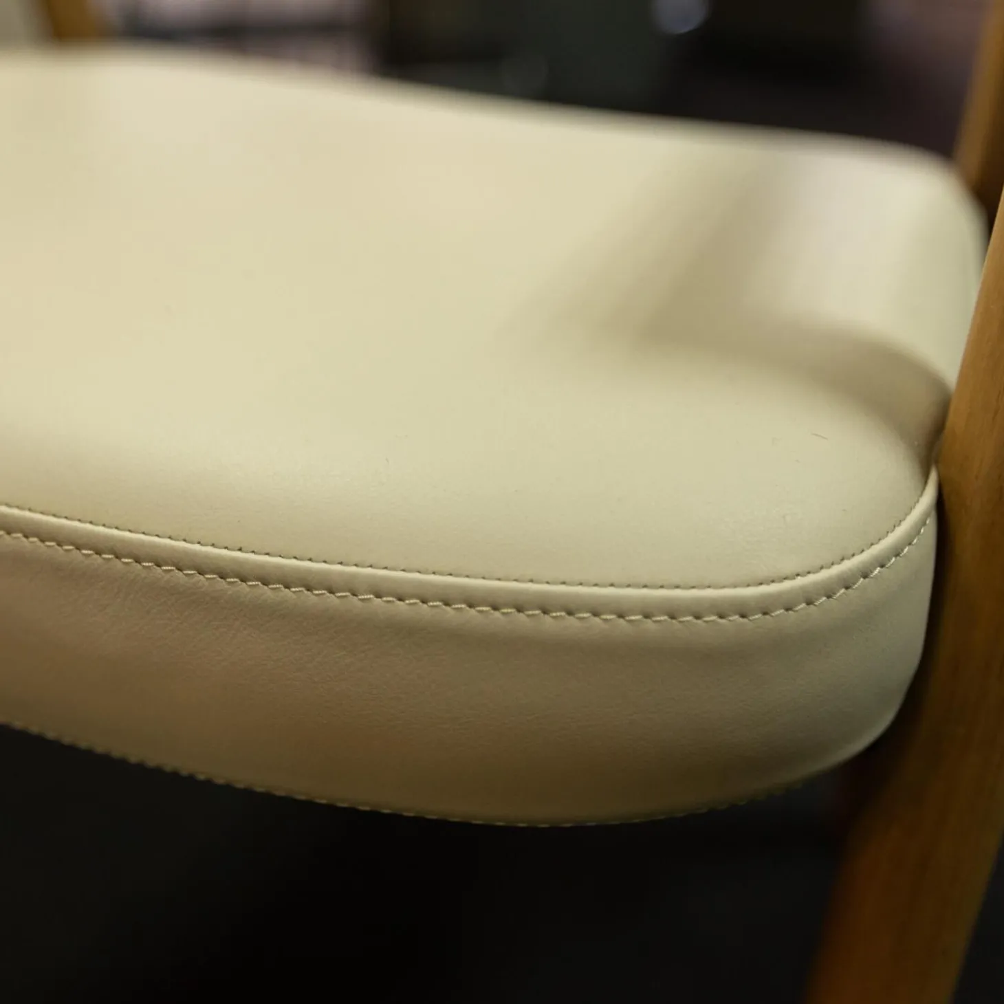 Stuhl Hera Leder PGC Hellgrau Gestell Nussbaum