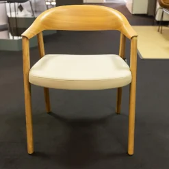 Stuhl Hera Leder PGC Hellgrau Gestell Nussbaum