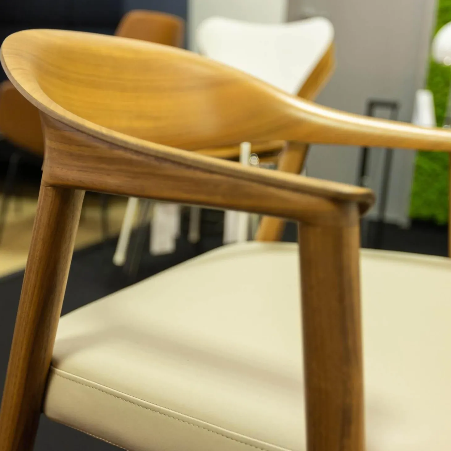 Stuhl Hera Leder PGC Hellgrau Gestell Nussbaum