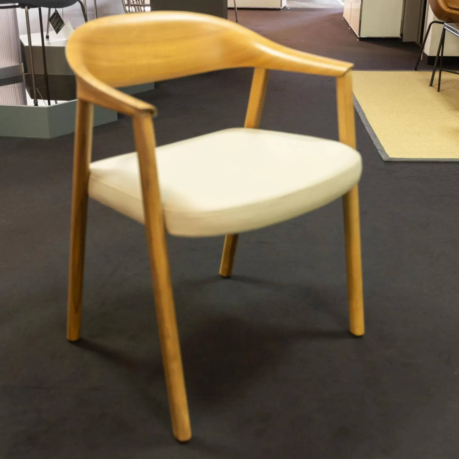 Stuhl Hera Leder PGC Hellgrau Gestell Nussbaum