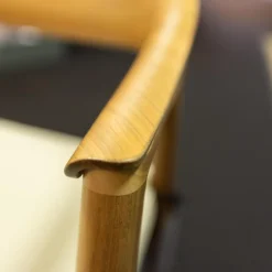 Stuhl Hera Leder PGC Hellgrau Gestell Nussbaum