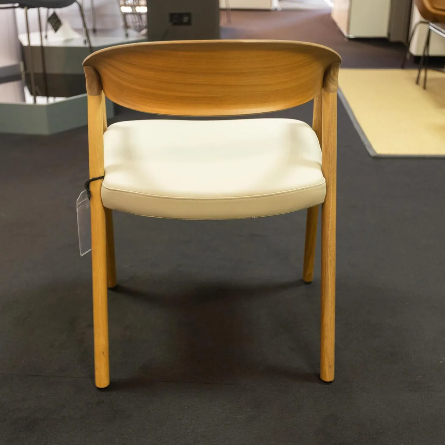 Stuhl Hera Leder PGC Hellgrau Gestell Nussbaum