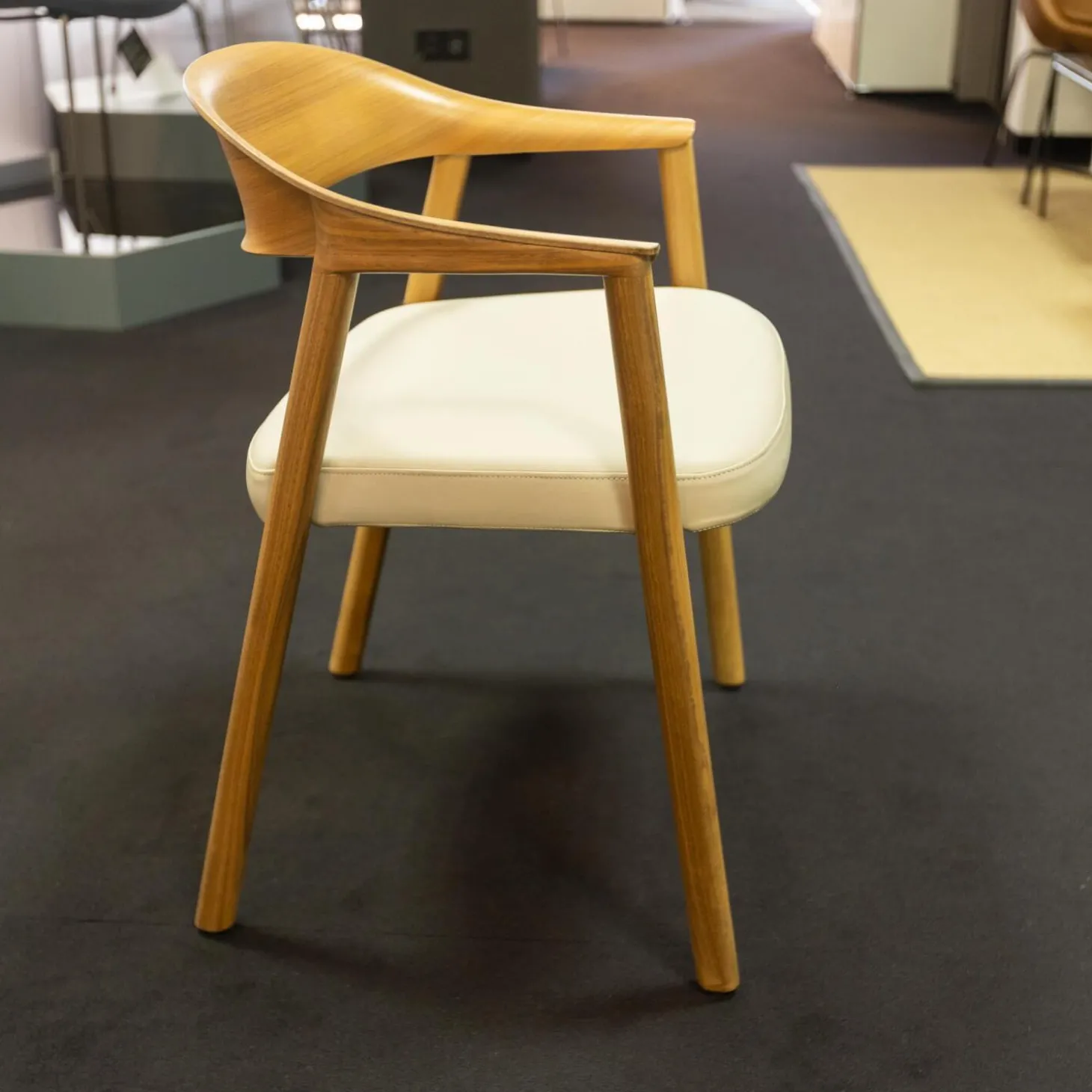 Stuhl Hera Leder PGC Hellgrau Gestell Nussbaum