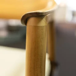 Stuhl Hera Leder PGC Hellgrau Gestell Nussbaum